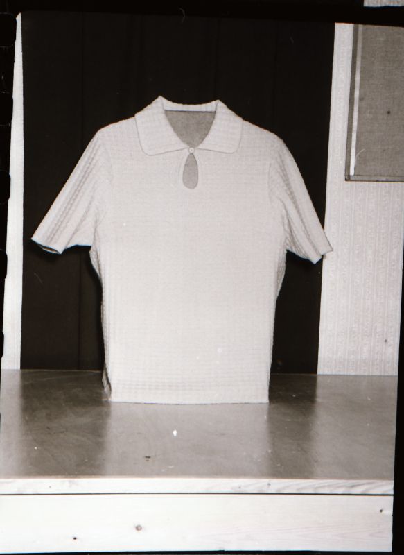 Negatiiv. Teeninduskombinaat "haapsalu" 1968.a. silmkoe toodete näidised. Kampsun- mudel 1968.
Kopeerija: M. Arro, 1967.