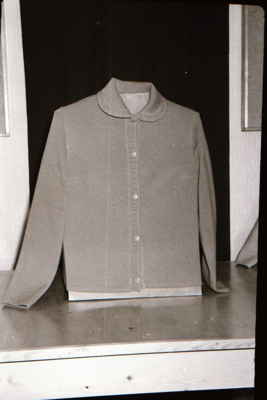 Negatiiv. Teeninduskombinaat "haapsalu" 1968.a. silmkoe toodete näidised. Kampsun- mudel 1968.
Kopeerija: M. Arro, 1967.