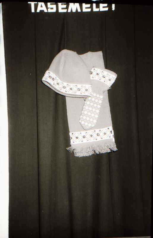 Negatiiv. Teeninduskombinaat "haapsalu" 1968.a. silmkoe toodete näidised. Müts, sall ja kindad - mudel 1968.
Kopeerija: M. Arro, 1967.