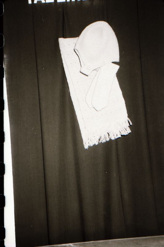 Negatiiv. Teeninduskombinaat "haapsalu" 1968.a. silmkoe toodete näidised. Müts, sall ja kindad - mudel 1968.
Kopeerija: M. Arro, 1967.