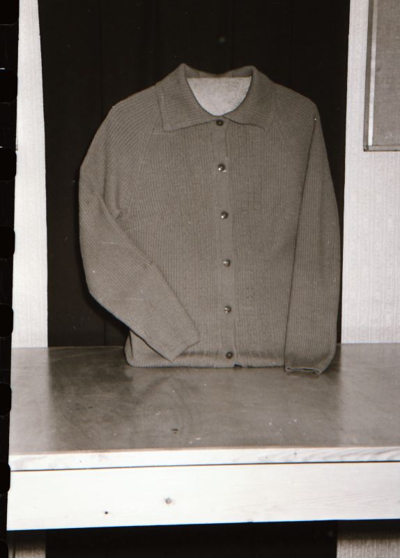 Negatiiv. Teeninduskombinaat "haapsalu" 1968.a. silmkoe toodete näidised. Kampsun - mudel 1968.
Kopeerija: M. Arro, 1967.