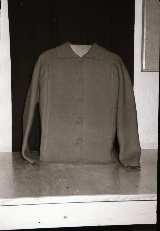 Negatiiv. Teeninduskombinaat "haapsalu" 1968.a. silmkoe toodete näidised. Kampsun - mudel 1968.
Kopeerija: M. Arro, 1967.