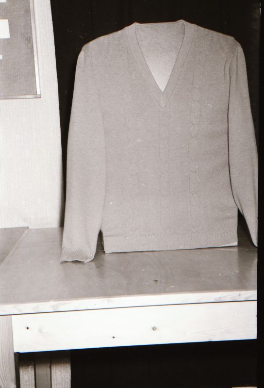 Negatiiv. Teeninduskombinaat "haapsalu" 1968.a. silmkoe toodete näidised. Kampsun - mudel 1968.
Kopeerija: M. Arro, 1967.