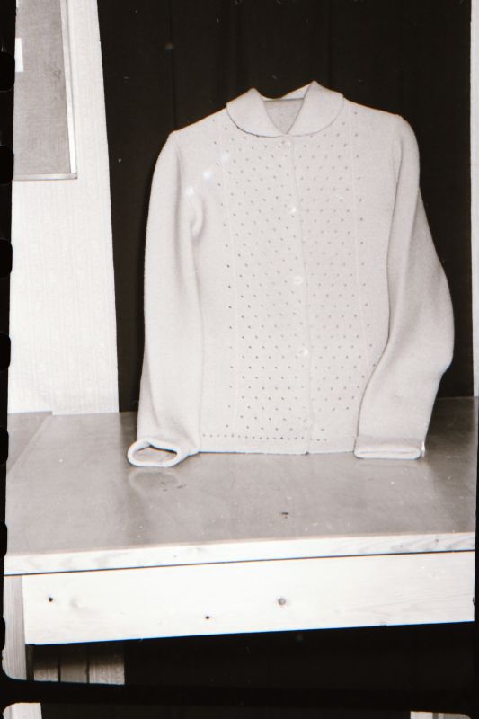Negatiiv. Teeninduskombinaat "haapsalu" 1968.a. silmkoe toodete näidised. Kampsun - mudel 1968.
Kopeerija: M. Arro, 1967.