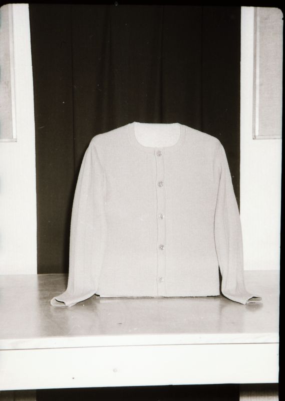 Negatiiv. Teeninduskombinaat "haapsalu" 1968.a. silmkoe toodete näidised. Kampsun - mudel 1968.
Kopeerija: M. Arro, 1967.