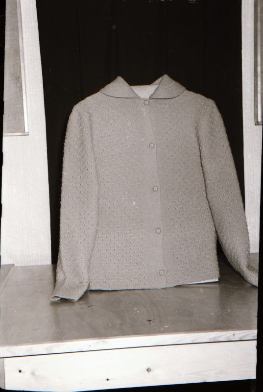 Negatiiv. Teeninduskombinaat "haapsalu" 1968.a. silmkoe toodete näidised. Kampsun - mudel 1968.
Kopeerija: M. Arro, 1967.