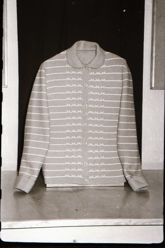 Negatiiv. Teeninduskombinaat "haapsalu" 1968.a. silmkoe toodete näidised. Kampsun - mudel 1968.
Kopeerija: M. Arro, 1967.