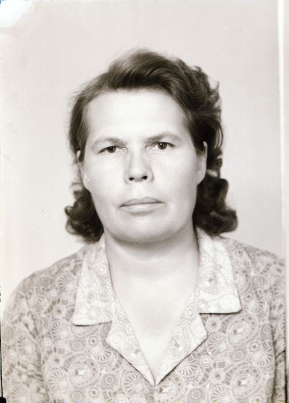 Negatiiv. Haapsalu rajooni Tarbijate Kooperatiivi Sepatööstusekombinaadi Silmkoja tsehhi eesrindlased 1968.aastal. Elviine Kull.
Foto: M. Arro.