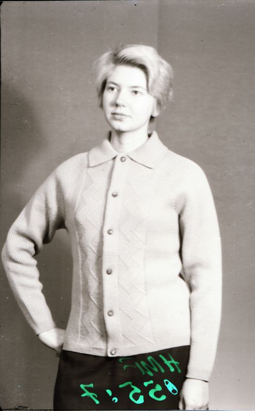 Negatiiv. Teeninduskombinaat "Haapsalu" silmkoetoodete näidised 1969.a. Kampsun nööpidega.