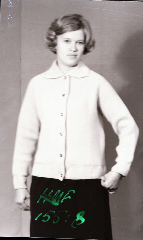 Negatiiv. Teeninduskombinaat "Haapsalu" silmkoetoodete näidised 1969.a. Kampsun nööpidega.