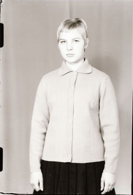 Negatiiv. Teeninduskombinaat "Haapsalu" silmkoe tooted (näidised). Naiste nööpidega kampsun.