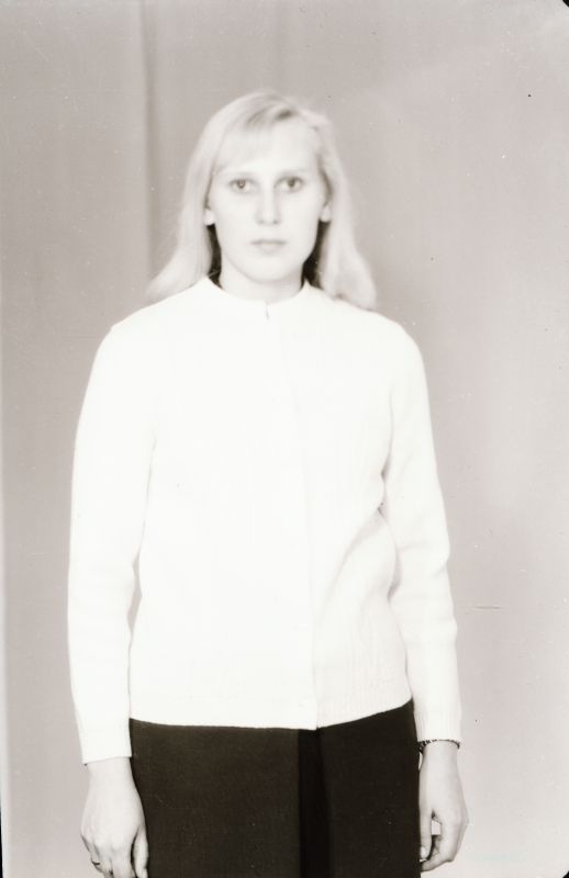 Negatiiv. Teeninduskombinaat "Haapsalu" silmkoe tooted (näidised). Naiste nööpidega kampsun.