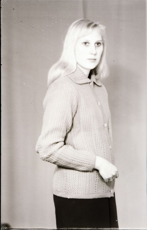 Negatiiv. Teeninduskombinaat "Haapsalu" silmkoe tooted (näidised). Naiste nööpidega kampsun.