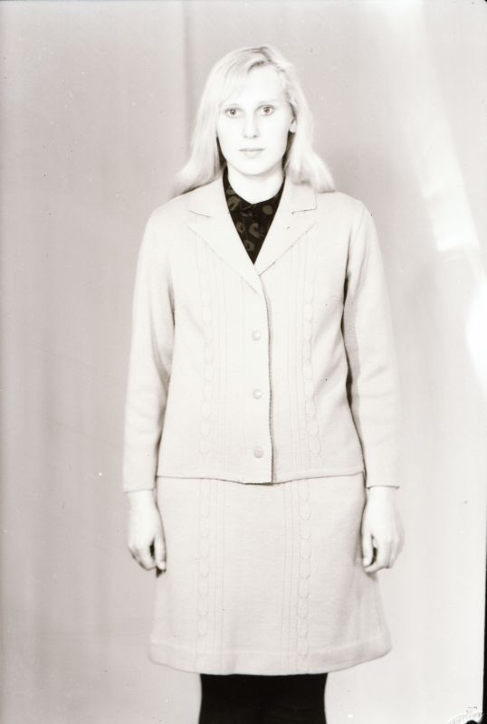 Negatiiv. Teeninduskombinaat "Haapsalu" silmkoe tooted (näidised). Naiste nööpidega kampsun.