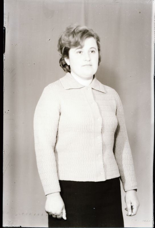 Negatiiv. Teeninduskombinaat "Haapsalu" silmkoe tooted (näidised). Naiste nööpidega kampsun.