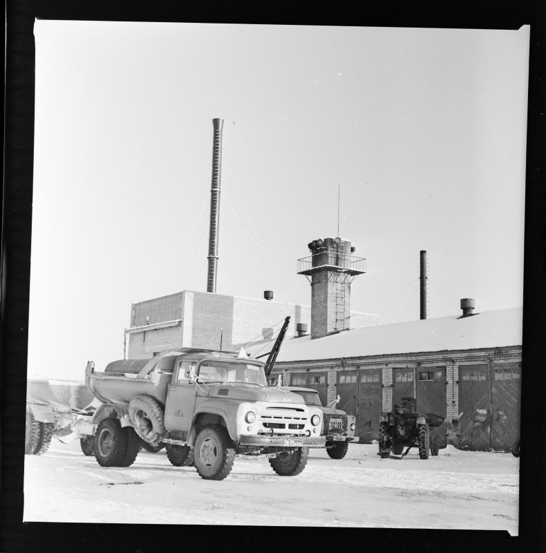 Negatiiv. Haapsalu KEK-i tootmisbaasi territooriumil Uuemõisas. November 1973.a.
Foto: T.Kohv.