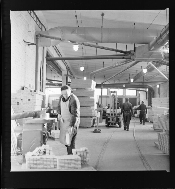 Negatiiv. Haapsalu KEK-i puidutöökoda Uuemõisas.  November 1973.a.
Foto: T.Kohv.