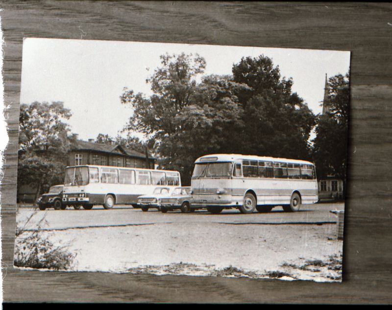 Tselluloidnegatiiv. Ekskursioonibussid Haapsalu Võidu väljakul (Lossiplats), 1977a. Ümber pildistanud A. Tarmula.