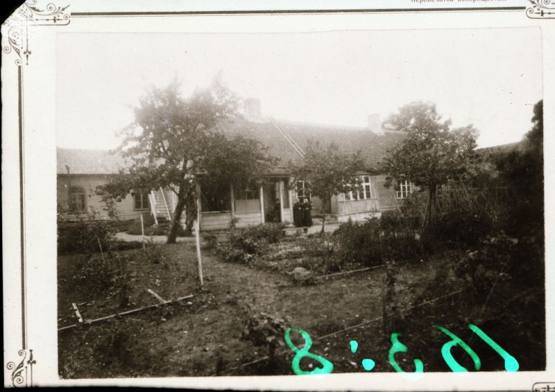 Negatiiv.  Vaade Haapsalu esimese eesti kooli (Petersoni kooli) hoonele. Praegu Ehte 14, kohla, kus asub nüüd Pedagoogilise kooli hoone. Kool asutatud 1839.a.
Kopeerija: R. Arro.