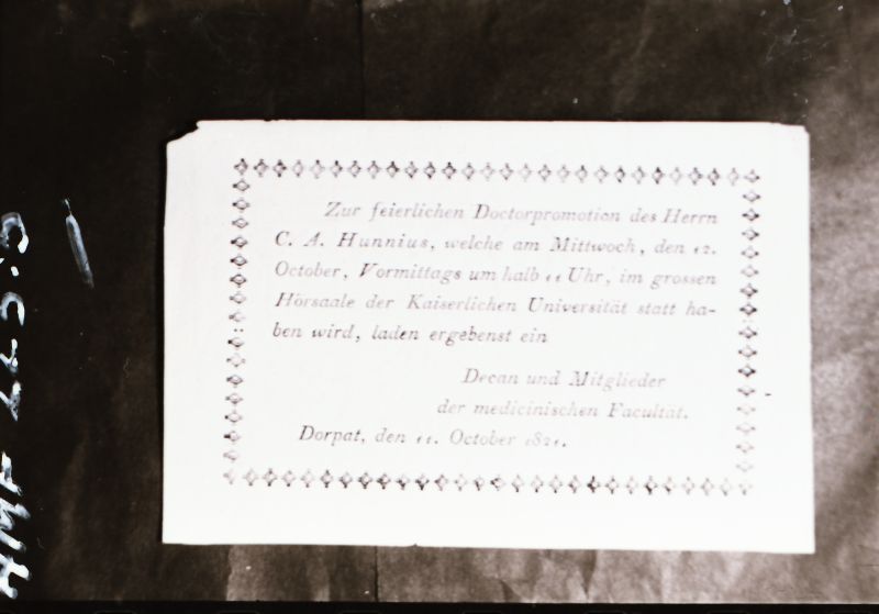 Tselluloidnegatiiv. Kutse dr. C.A. Hunniuse doktoridissertatsiooni kaitsmisele, 11.10. 1821. Ümber pildistatud HM 4081.