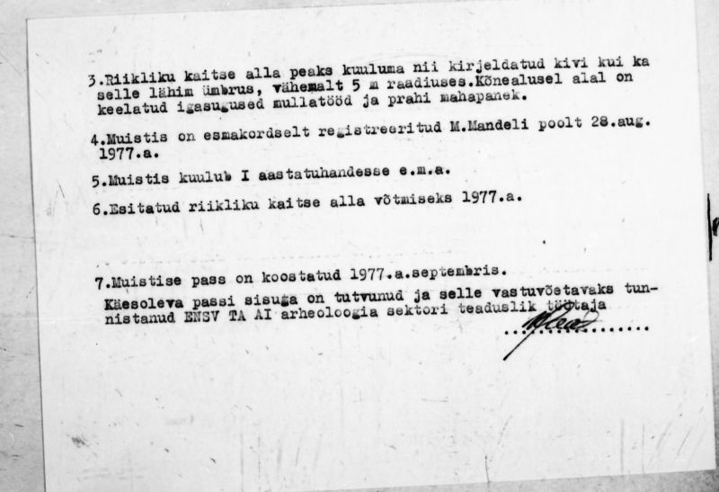 Negatiiv. Tagavere. Väikeste lohkudega kultusekivi.
Ü.p. 1976.