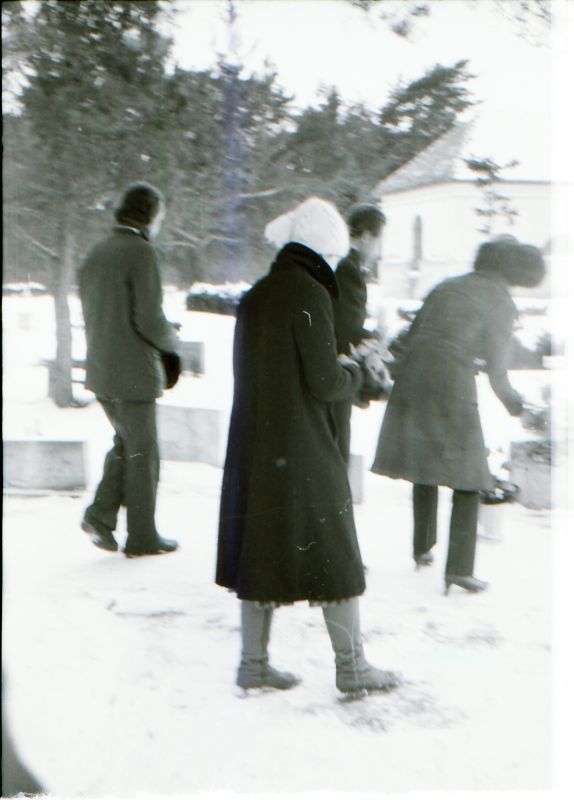 Negatiiv. R. Haavamägi majamuuseumi avamine 14.02.1981. Lillede asetamine Haavamägi hauale Haapsalus.