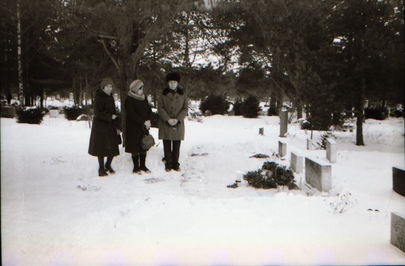 Negatiiv. R. Haavamägi majamuuseumi avamine 14.02.1981. Haavamägi kalmul seisavad Helgi, Ivi ja Ramon Haavamägi.