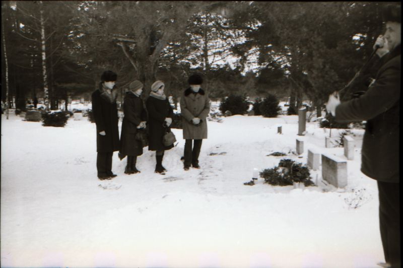 Negatiiv. R. Haavamägi majamuuseumi avamine 14.02.1981. Mälestajad R. ja A. Haavamägi haual.