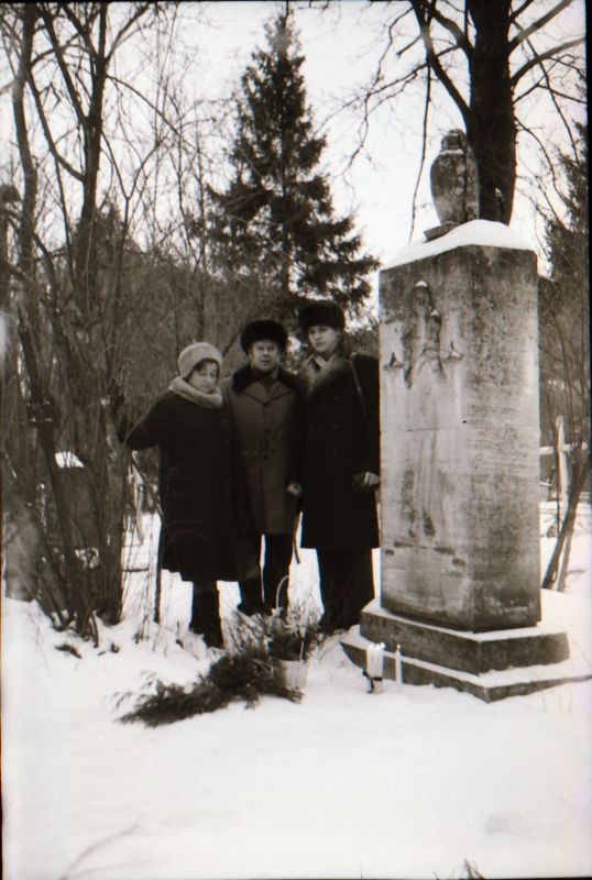 Negatiiv. R. Haavamägi majamuuseumi avamine 14.02.1981. Ramon ja Margus Haavamägi ja Ivi Muda Ella Kingo haual.