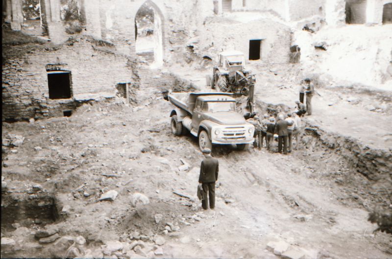 Negatiiv. Haapsalu piiskopilossi siseõue arheoloogiliste kaevamiste ettevalmistustööd. 10.09.1980. Foto: Toivo Kempi.