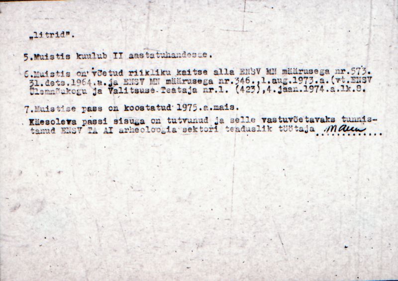 Negatiiv.  Tuhu. Ohvrikivi (Hiiekivi) "Litrikivi". 
Ü.p. 1976.