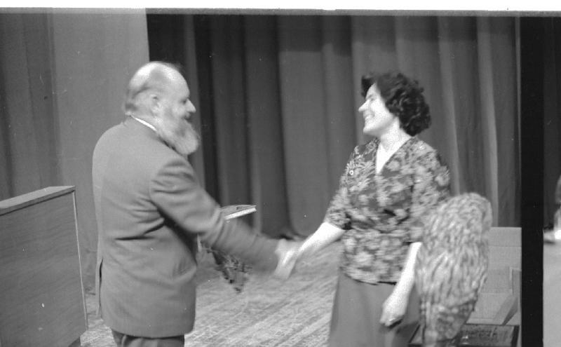 Negatiiv. Haapsalu Koduloomuuseumi 50. juubel, mai 1979. Õnnitleb Aleksei Peterson. Foto: A. Tarmula.
