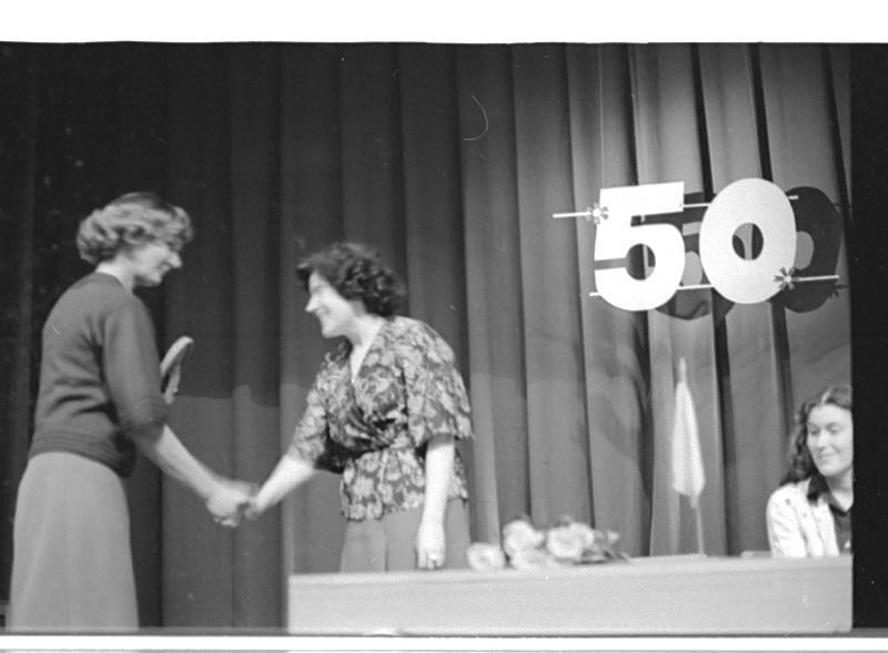 Negatiiv. Haapsalu Koduloomuuseumi 50. juubel, mai 1979. Õnnitlemine. Foto: A. Tarmula.