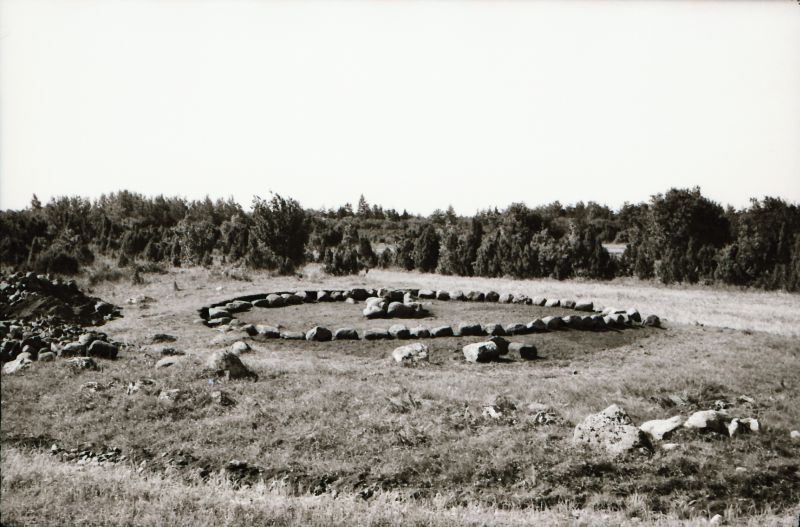 Negatiiv. Kaseküla kivikirstkalme peale kaevamisi 1973.a. Vaade idast.
Foto: M. Mandel.