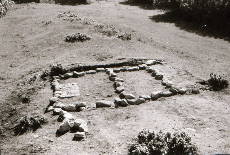 Negatiiv. Poanse II (väiksem) tarandkalme peale kaevamisi lääne poolt, 1976.a.
Foto: M. Mandel.