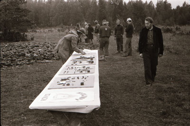 Negatiiv. Kõmsi III kalme kaevamised 1979.a. Kaevamistel korraldatud näitus.
Foto: M. Mandel.
