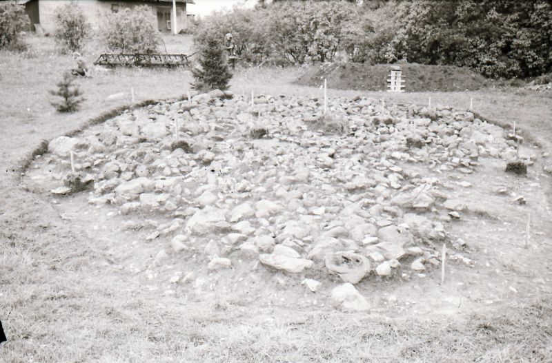 Negatiiv. Uugla I kalme kaevamised 1977.a. Vaade I kivikihile lõuna-kagu poolt.
Foto: M. Mandel.
