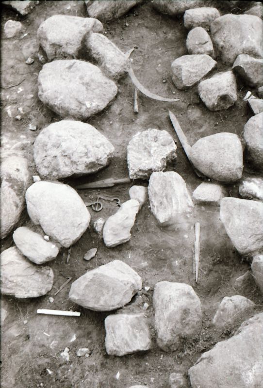 Negatiiv. Leiurikkaim koht Uugla I kalmes  1977.a. kaevamistel. 
Foto: M. Mandel.