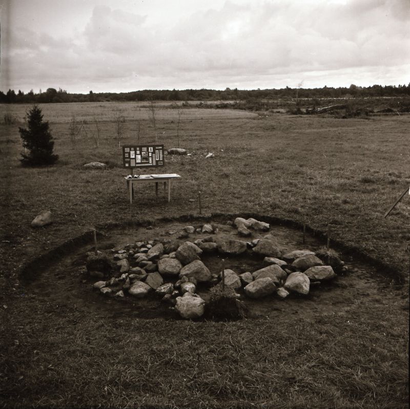 Negatiiv. Uugla II kivikalme  kaevamised 1981.a. Alumine kivikiht ringiga lääne poolt. 
Foto: M. Mandel.