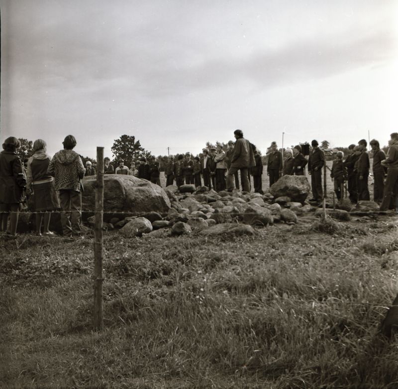 Negatiiv. Taebla tarandkalme kaevamine 1981.a. Taebla keskkooli ekskursioon kalmel.
Foto: M. Mandel.