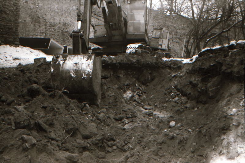 Negatiiv.  Haapsalu linna soojustrassi ehitus Soessoo pargis 1981.a.