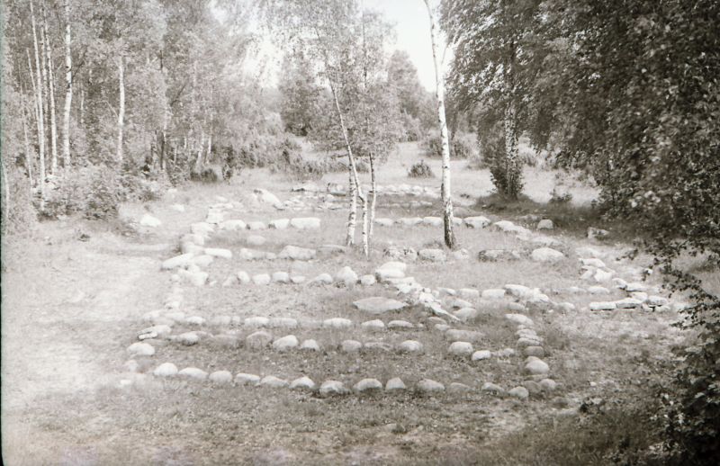 Negatiiv. Kõmsi II kivikalme pärast läbikaevamist. 19.06.1980.a.
Foto: Toivo Kempi.
