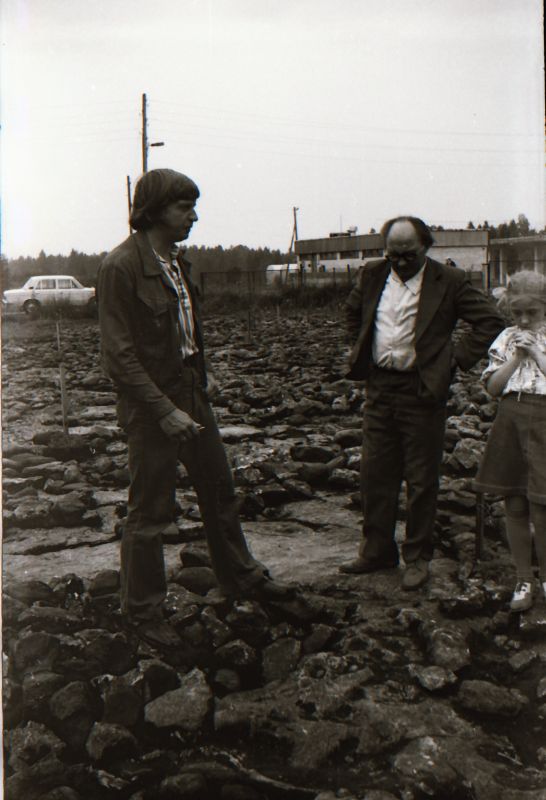 Negatiiv. Kõmsi kivikirstkalmed. Arheoloogia. Pärnamäe. 1978-1982. Huvilised kalmel.