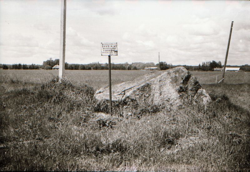 Negatiiv. Arheoloogiamälestis ohvrikivi. Kalevipoja kivi, II aastatuhat. Mälestis nr 65. U 1980.