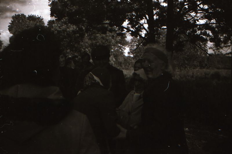 Negatiiv. Väike-Lähtru koolimaja ees, Aleksander Arderi mälestustahvli avamisel. u 1979.