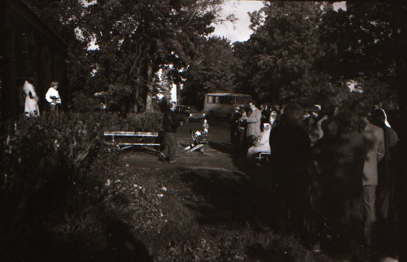 Negatiiv. Väike-Lähtru koolimaja ees, Aleksander Arderi mälestustahvli avamisel. Külalised. u 1979.