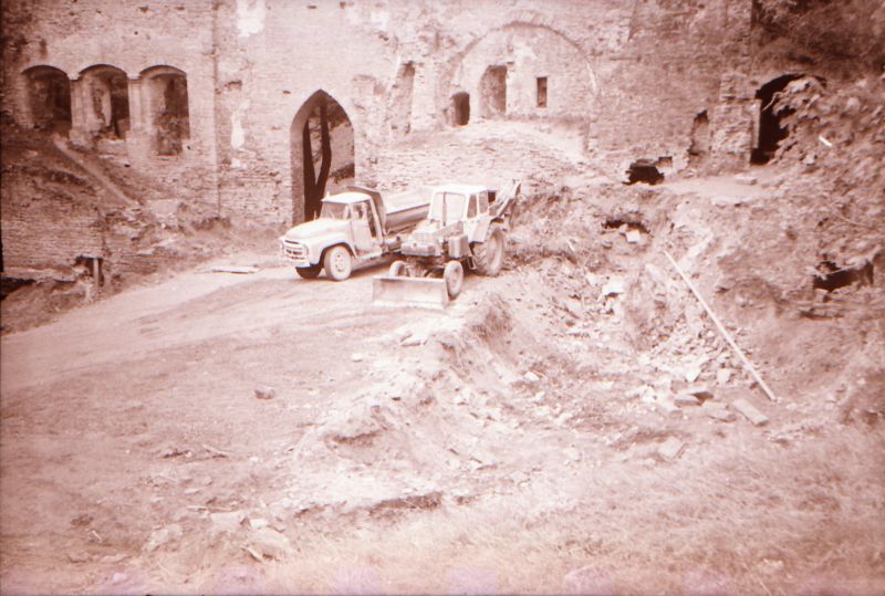 Negatiiv. Haapsalu piiskopilinnuse siseõue kaevamine. u 1979.