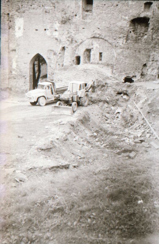 Negatiiv. Haapsalu piiskopilinnuse siseõue kaevamine. u 1979.