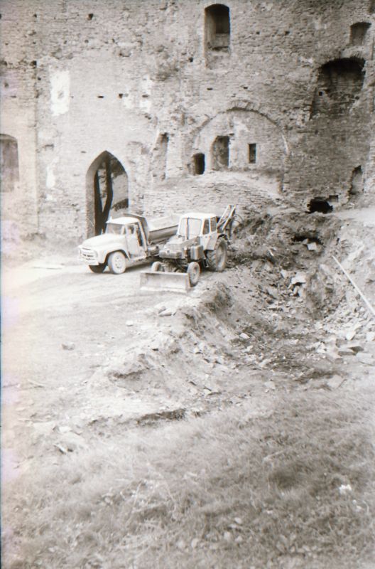 Negatiiv. Haapsalu piiskopilinnuse siseõue kaevamine. u 1979.