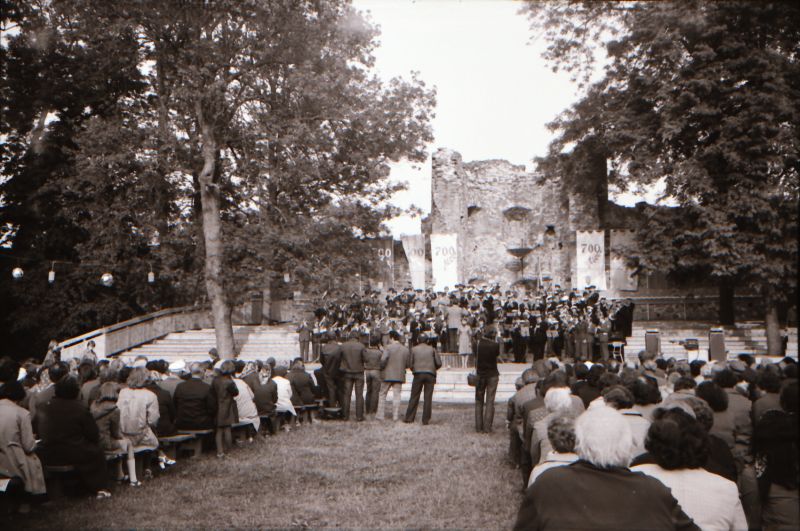 Negatiiv. Laululava Haapsalu piiskopilinnuses publik 15.-17.06.1979